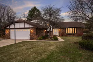 9716 S Kingsbury Ct, Palos Hills, IL 60465 - Photo 2