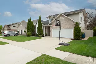 571 N Veterans Pkwy, Addison, IL 60101 - Photo 2