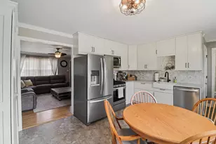 30W221 Claymore Ln, Naperville, IL 60563 - Photo 8