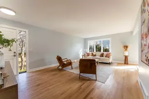 2205 Country Knoll Ln, Elgin, IL 60123 - Photo 2