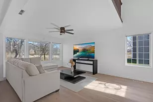 377 Locksley Dr, Streamwood, IL 60107 - Photo 4