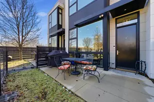 437 W Hobbie St, Chicago, IL 60610 - Photo 2
