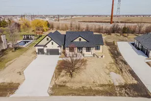 18843 S Chestnut Dr, Shorewood, IL 60404 - Photo 2