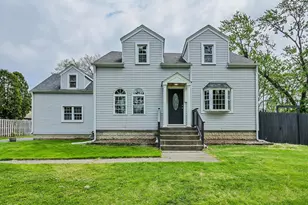423 S Center St, Bensenville, IL 60106 - Photo 1