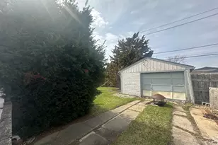 7712 New Castle Ave, Burbank, IL 60459 - Photo 2