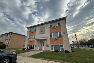 9595 Maple Dr, Rosemont, IL 60018 - Photo 1