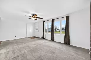 605 Belaire Dr, Washington, IL 61571 - Photo 8