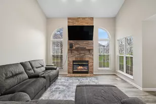 713 Bent Ridge Ln, Elgin, IL 60120 - Photo 2