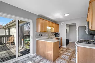 823 E Coach Rd, Palatine, IL 60074 - Photo 14