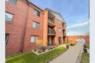 8422 W Catalpa Avenue #202, Chicago, IL 60656 - Photo 2