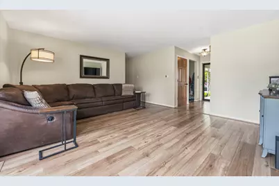 801 Delphia Avenue, Elk Grove Village, IL 60007 - Photo 8