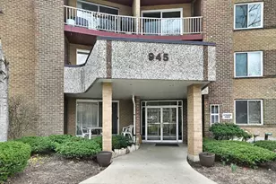 945 E Kenilworth Ave, Palatine, IL 60074 - Photo 1