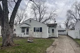 725 Webster Cir E, Kankakee, IL 60901 - Photo 2