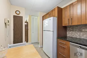 588 Fairway View Dr, Wheeling, IL 60090 - Photo 10