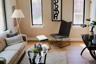 318 E Lincoln St, Mount Prospect, IL 60056 - Photo 2