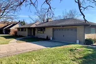 11 Woodridge Dr, Oak Brook, IL 60523 - Photo 2