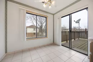 854 E Carriage Ln, Palatine, IL 60074 - Photo 8