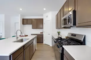 549 Ayre Dr, Elgin, IL 60124 - Photo 2