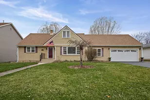 420 Summit St, Algonquin, IL 60102 - Photo 1