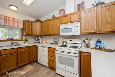 1016 Castleton Court, Grayslake, IL 60030 - Photo 8