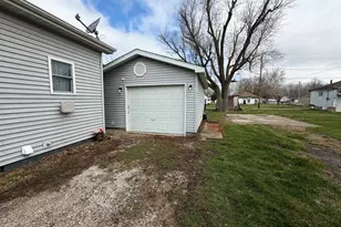 609 E Clay St, Clifton, IL 61727 - Photo 4