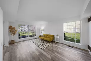 1670 College Green Dr, Elgin, IL 60123 - Photo 6