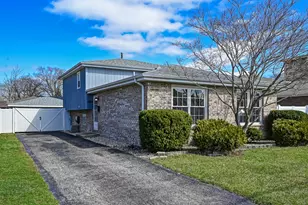 6928 W Crandall Ave, Worth, IL 60482 - Photo 2