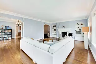 2041 W Farwell Ave, Chicago, IL 60645 - Photo 10