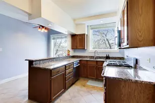 2041 W Farwell Ave, Chicago, IL 60645 - Photo 4