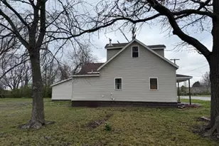 111 E Peach St, Centralia, IL 62801 - Photo 6