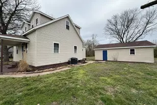 111 E Peach St, Centralia, IL 62801 - Photo 8