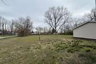 111 E Peach St, Centralia, IL 62801 - Photo 12