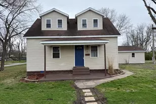 111 E Peach St, Centralia, IL 62801 - Photo 2