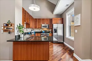 561 W Briar Pl, Chicago, IL 60657 - Photo 8