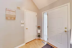 334 Bristol Ln, Fox River Grove, IL 60021 - Photo 4