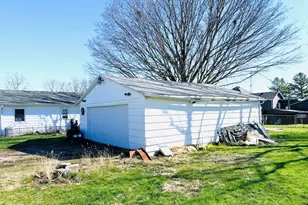 570 1st N St, Wellington, IL 60973 - Photo 14