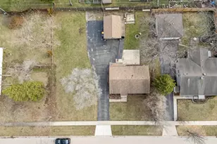 25 McCabe Dr, Streamwood, IL 60107 - Photo 4