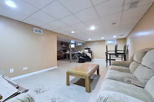 357 N Pioneer Dr, Addison, IL 60101 - Photo 16