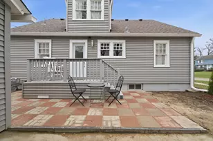 302 Hubbard Ave, Elgin, IL 60123 - Photo 4