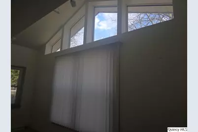 105 S Clermont St, Bowen, IL 62316 - Photo 4