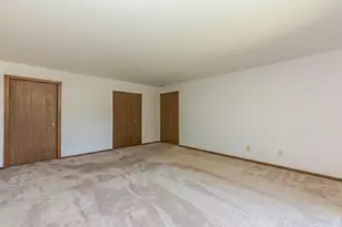 631 Cross Creek Dr, Roselle, IL 60172 - Photo 2