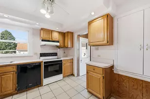 1946 Portsmouth Ave, Westchester, IL 60154 - Photo 10