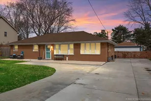 8836 W 93rd Pl, Hickory Hills, IL 60457 - Photo 2