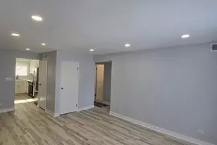 9405 Bay Colony Dr, Des Plaines, IL 60016 - Photo 4