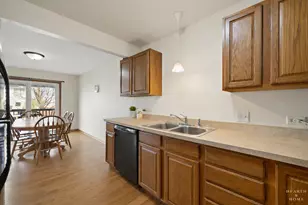 728 Carlisle Dr, Woodstock, IL 60098 - Photo 4