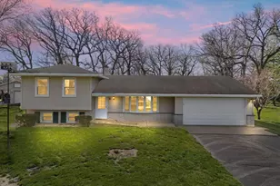 30W445 Arbor Ln, West Chicago, IL 60185 - Photo 2