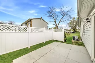 1416 Westbury Dr, Hoffman Estates, IL 60192 - Photo 10
