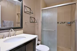3930 N Pine Grove Ave, Chicago, IL 60613 - Photo 40