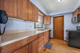 571 Welter Dr, Wood Dale, IL 60191 - Photo 2
