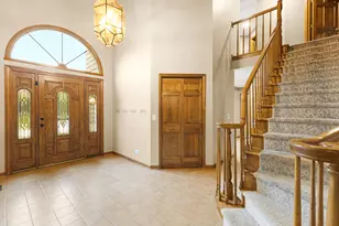 5N191 Fox Bluff Dr, Saint Charles, IL 60175 - Photo 2